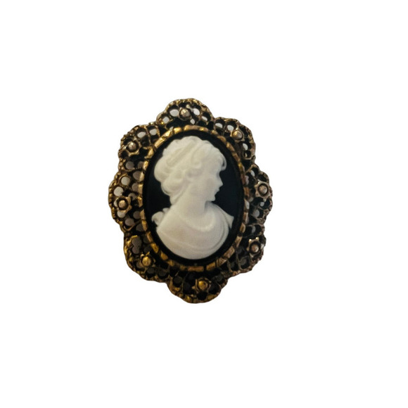 Cameo lady pin in brass colored filigree setting - Picture 3 of 4